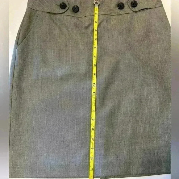 Banana Republic pencil skirt. Grey fabric with really subtle pinstripes. Size 8 - Picture 7 of 8